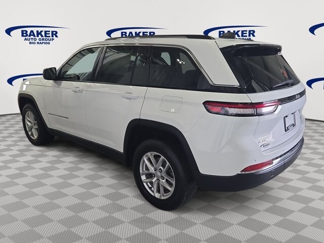 2023 Jeep Grand Cherokee Laredo photo 3