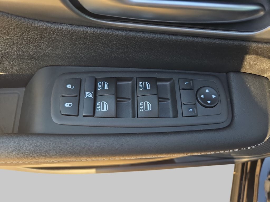 2026 Chrysler Pacifica Select - Photo 28