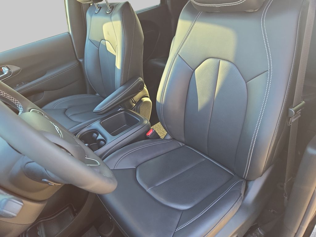 2026 Chrysler Pacifica Select - Photo 16