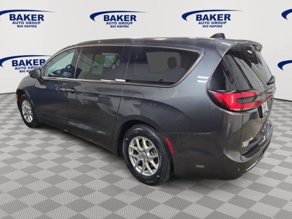 Used 2023 Chrysler Pacifica Touring L Minivan/Van