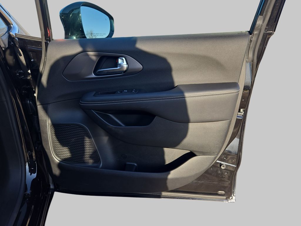 2026 Chrysler Pacifica Select - Photo 11