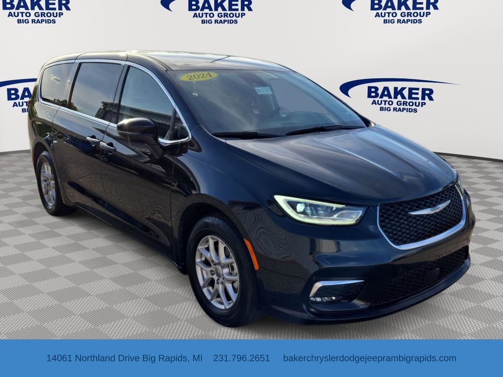 Used 2024 Chrysler Pacifica Touring L Minivan/Van