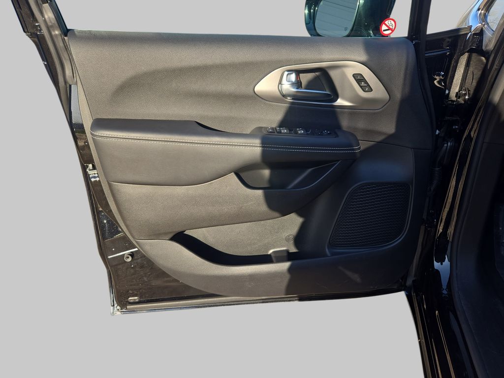 2026 Chrysler Pacifica Select - Photo 27
