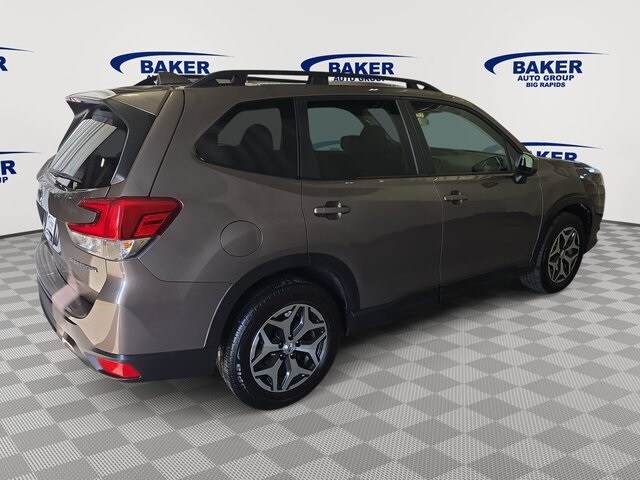 2023 Subaru Forester Premium photo 3