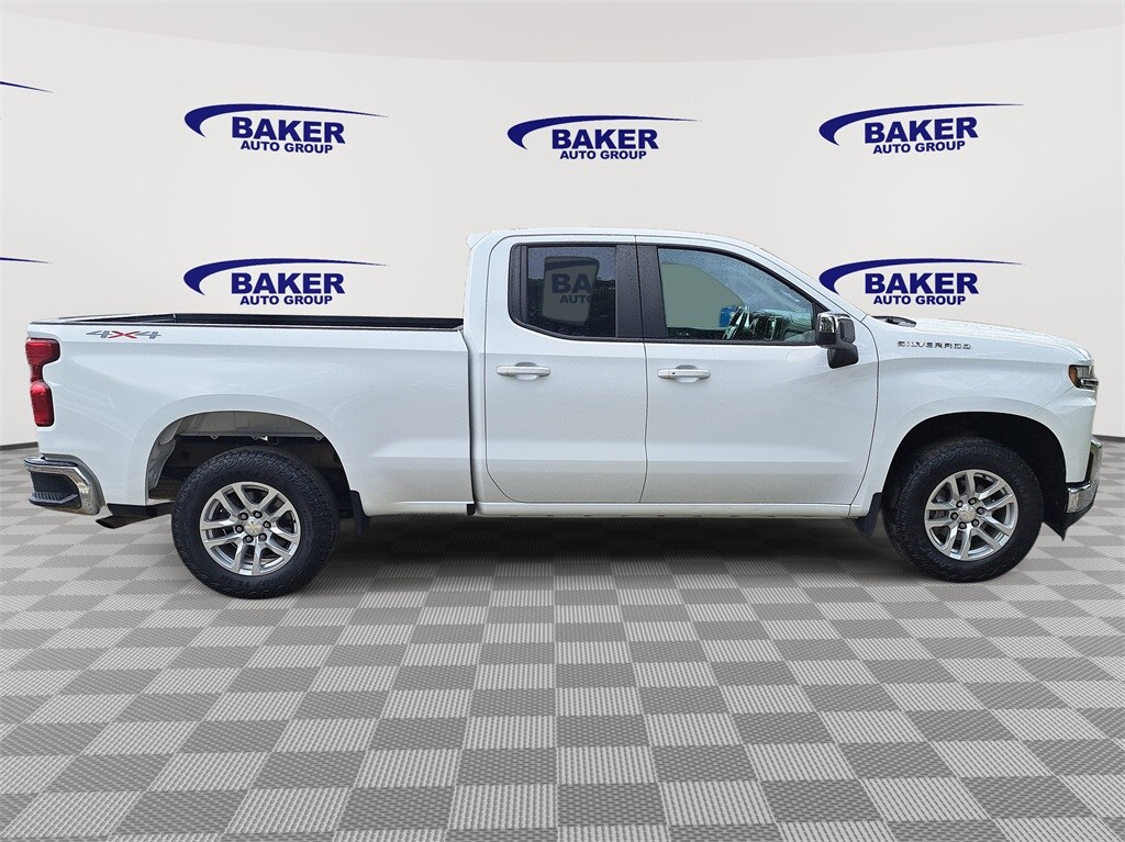 2022 Chevrolet Silverado 1500 LT photo 2