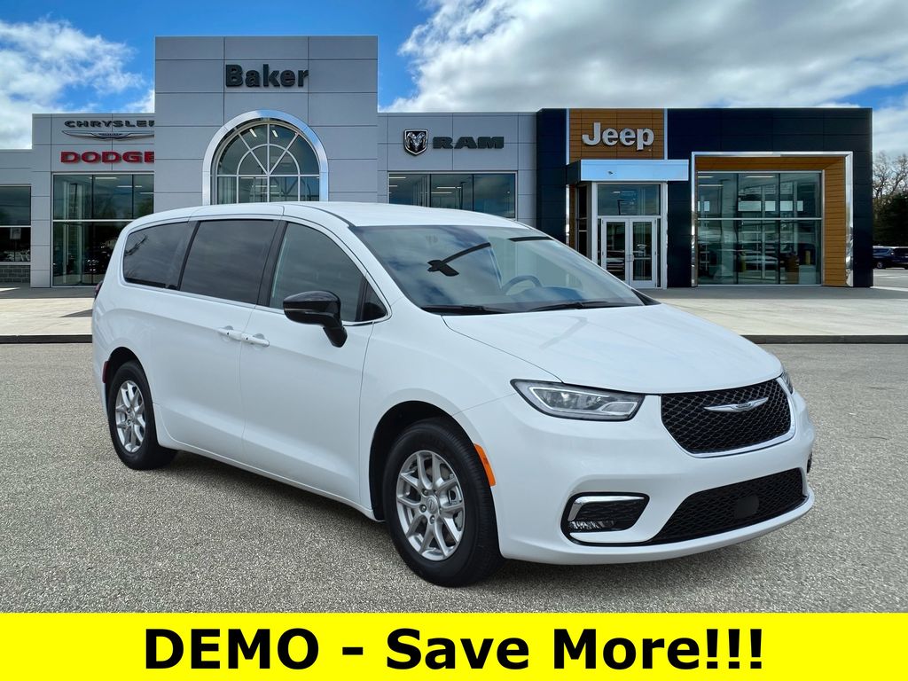 2026 Chrysler Pacifica Select's photo