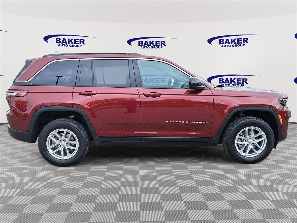 2025 Jeep Grand Cherokee Laredo photo 2