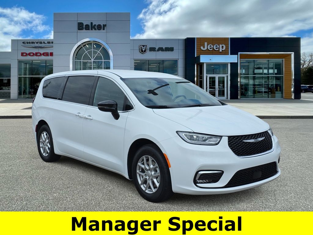2026 Chrysler Pacifica Select's photo