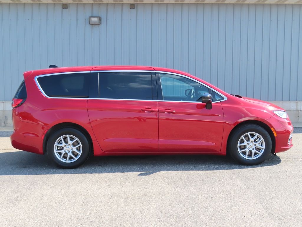 Used 2025 Chrysler Pacifica Select Van Passenger Van