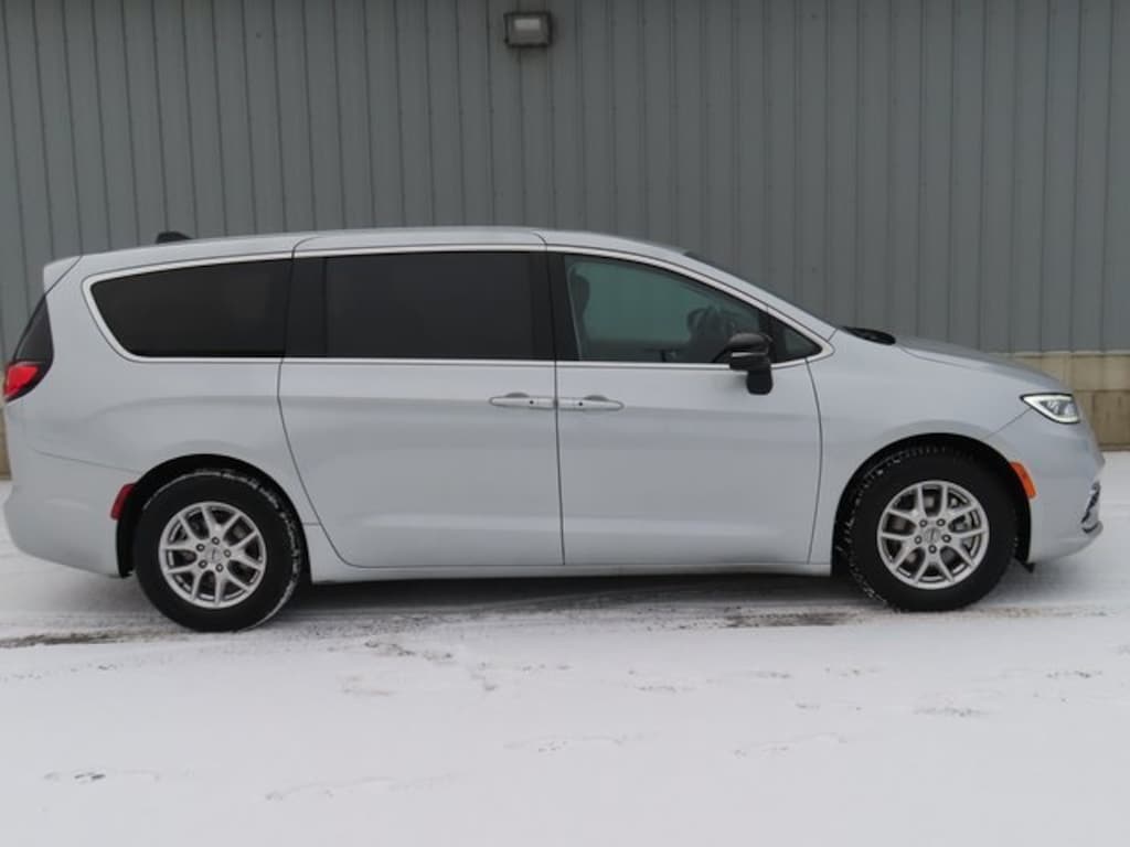 Used 2024 Chrysler Pacifica Touring L Minivan/Van