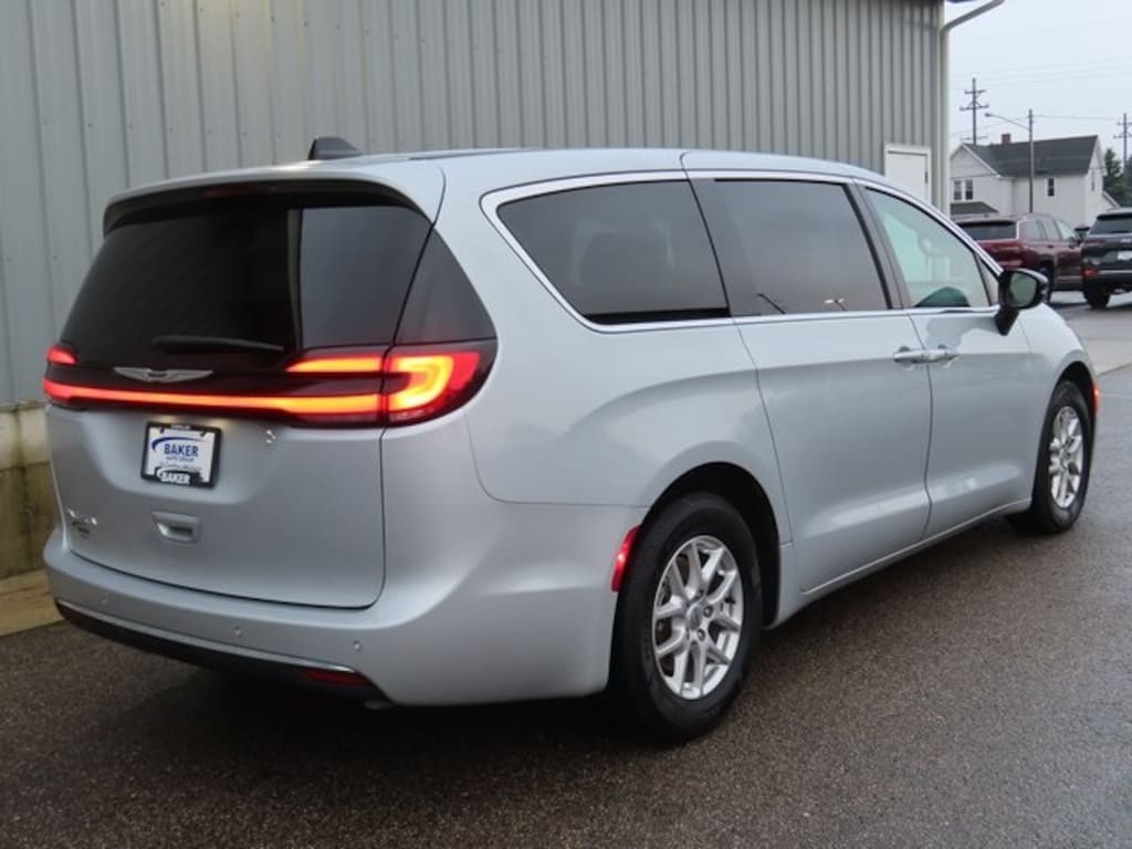 Used 2024 Chrysler Pacifica Touring L Minivan/Van