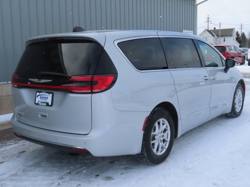Used 2024 Chrysler Pacifica Touring L Minivan/Van