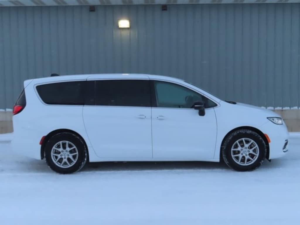 Used 2024 Chrysler Pacifica Touring L Minivan/Van