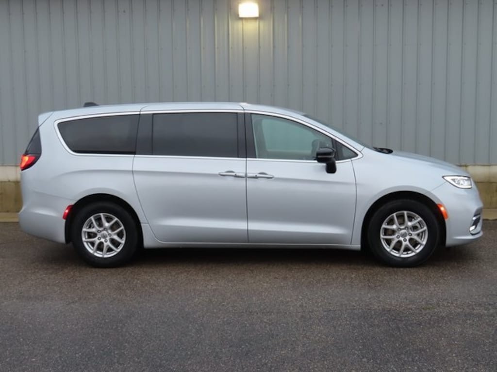 Used 2024 Chrysler Pacifica Touring L Minivan/Van