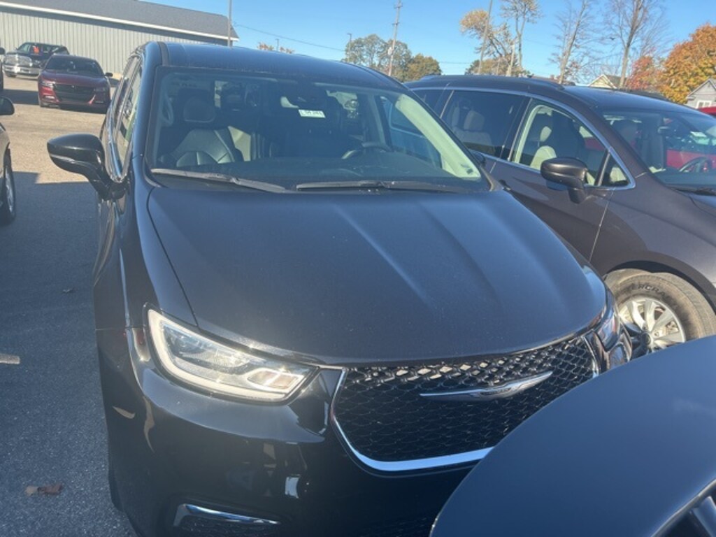 Used 2024 Chrysler Pacifica Touring L Minivan/Van