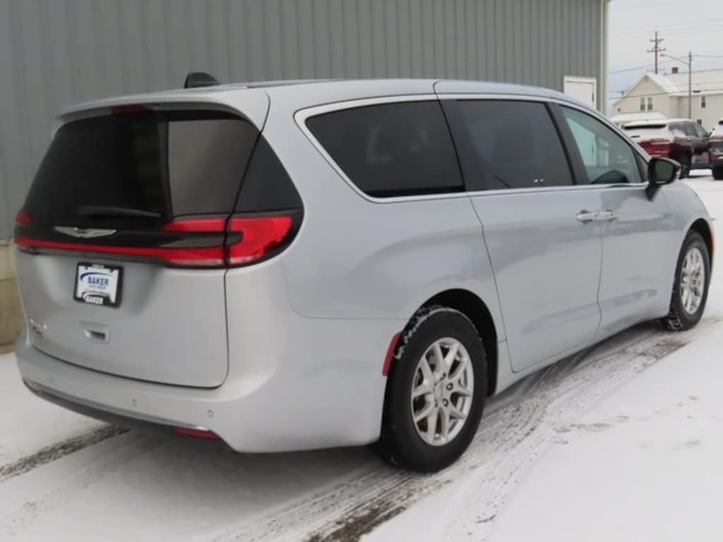 Used 2024 Chrysler Pacifica Touring L Minivan/Van