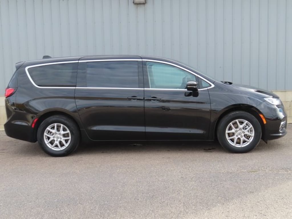 Used 2024 Chrysler Pacifica Touring L Minivan/Van