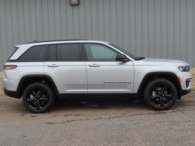 2025 Jeep Grand Cherokee Limited photo 2
