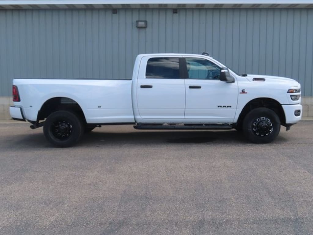 New 2026 Ram 3500 BIG HORN CREW CAB 4X4 8' BOX Pickup