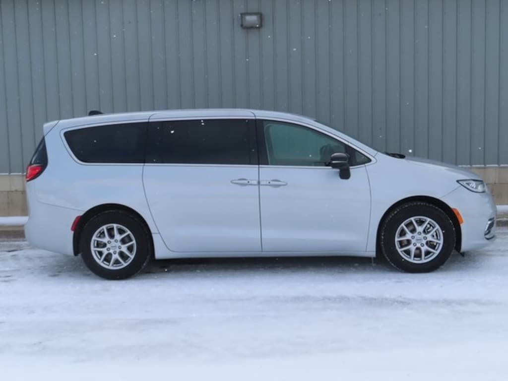 Used 2024 Chrysler Pacifica Touring L Minivan/Van