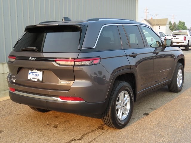 2023 Jeep Grand Cherokee Laredo photo 3