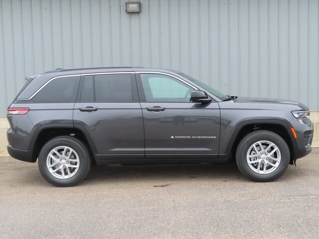 2025 Jeep Grand Cherokee Laredo photo 2