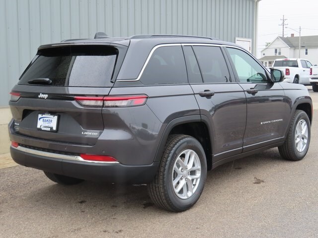 2025 Jeep Grand Cherokee Laredo photo 3