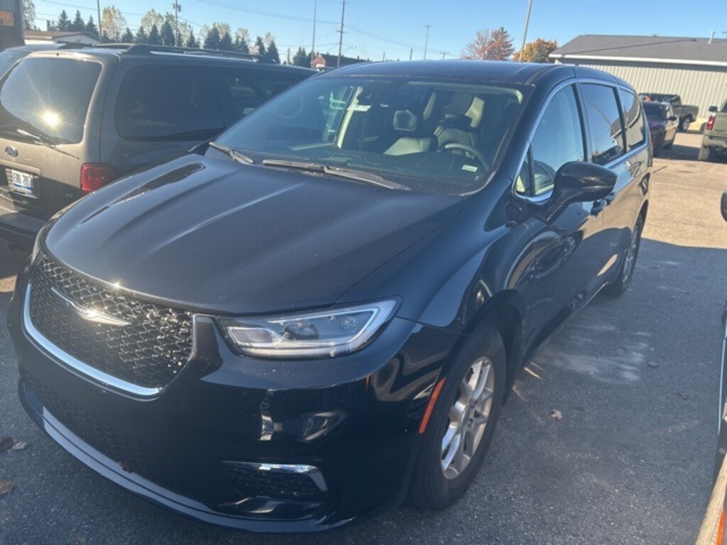 Used 2024 Chrysler Pacifica Touring L Minivan/Van