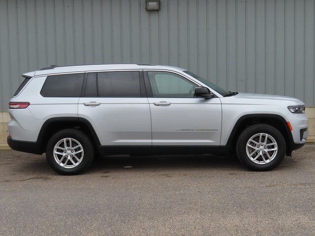 2022 Jeep Grand Cherokee Laredo photo 2