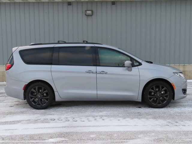 Used 2018 Chrysler Pacifica Touring L with VIN 2C4RC1BGXJR289281 for sale in Cadillac, MI