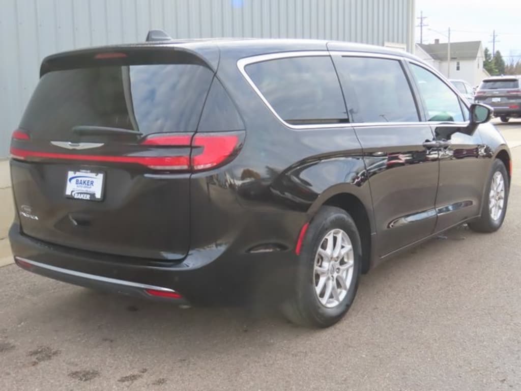 Used 2024 Chrysler Pacifica Touring L Minivan/Van