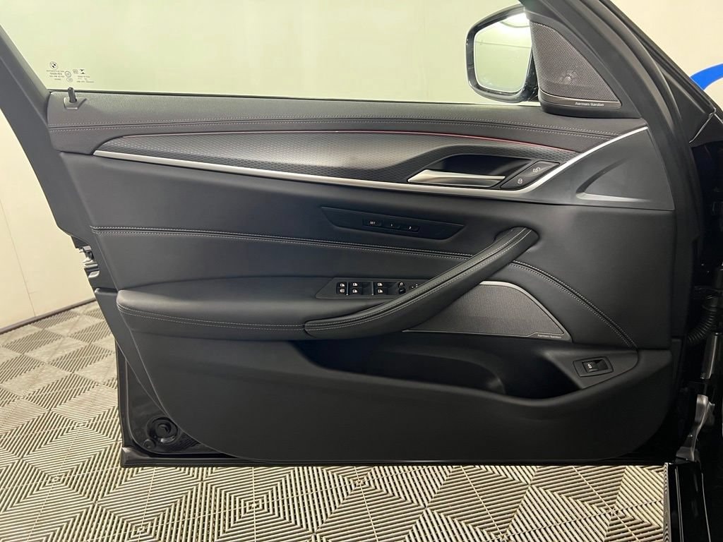 2023 BMW 5 Series M550i - Photo 16