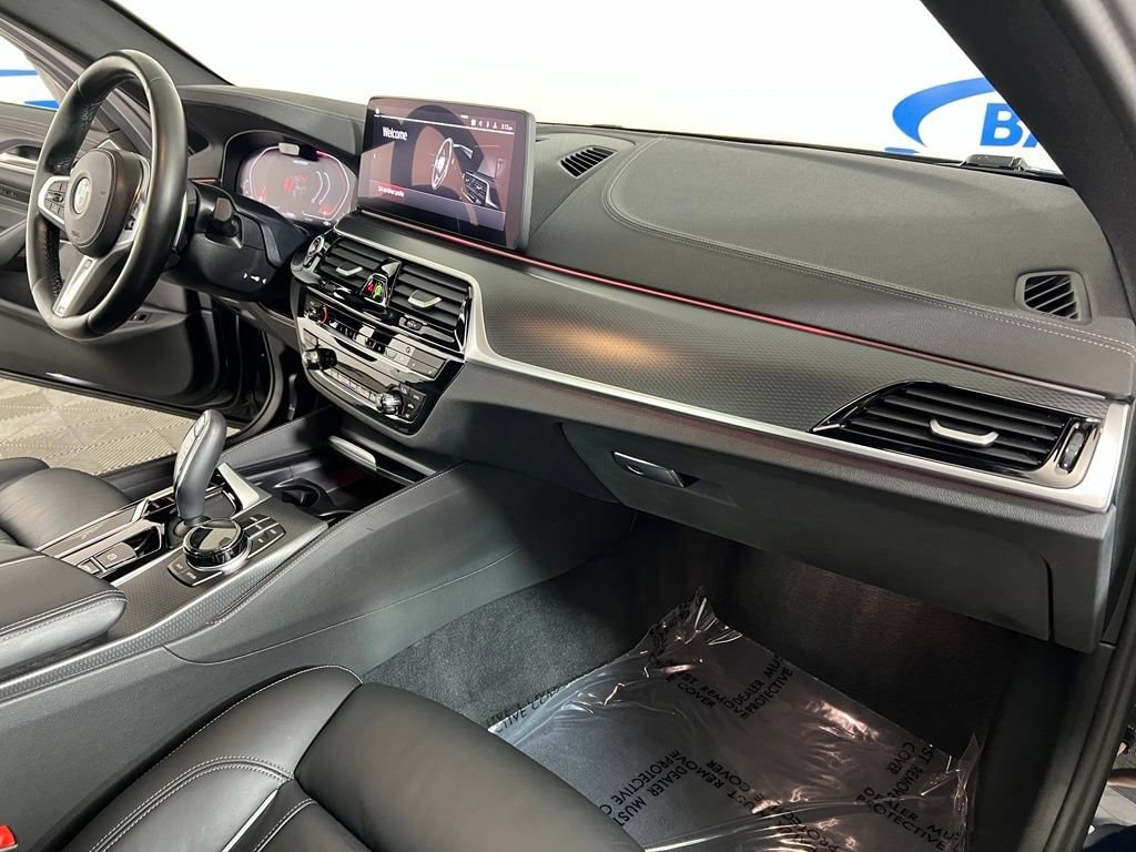 2023 BMW 5 Series M550i - Photo 11