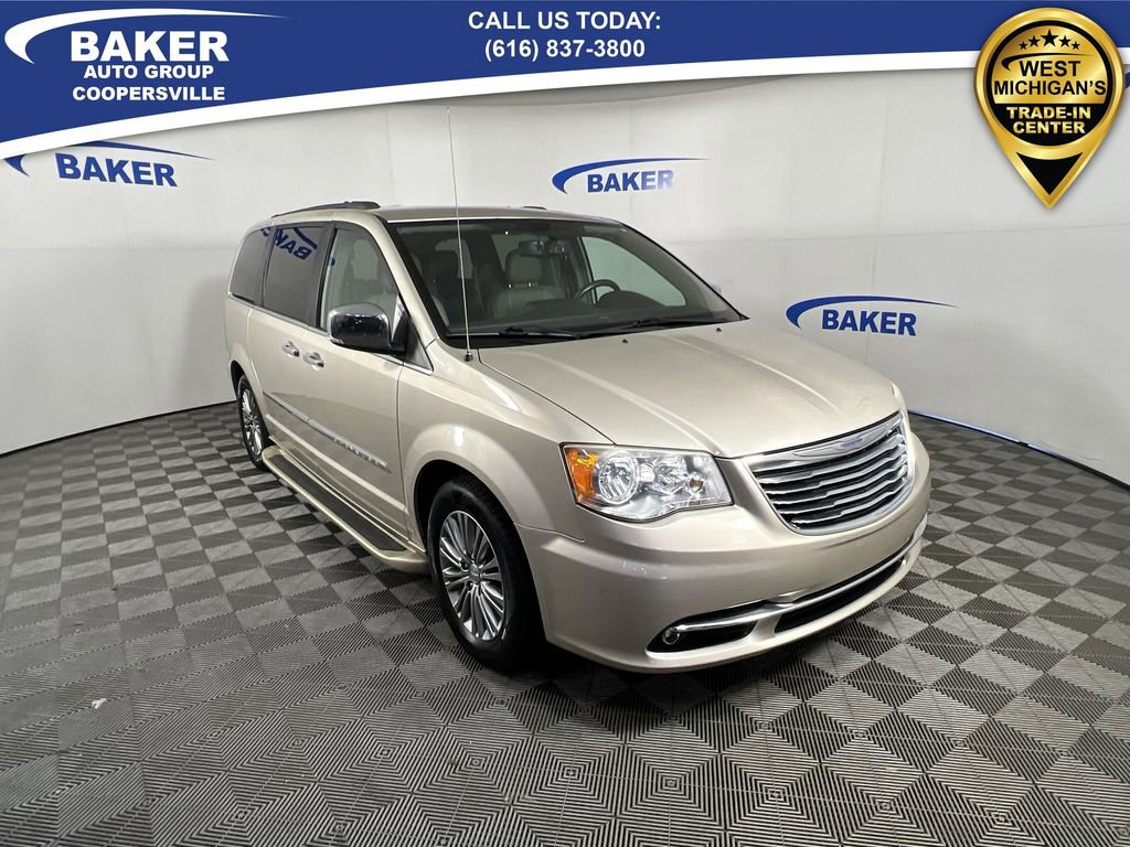 2014 Chrysler Town & Country photo 2