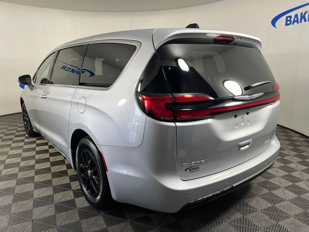 Used 2023 Chrysler Pacifica Touring L Minivan