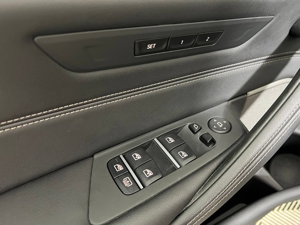 2023 BMW 5 Series M550i - Photo 17