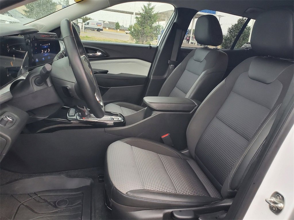 2024 Chevrolet Trax LT photo 3