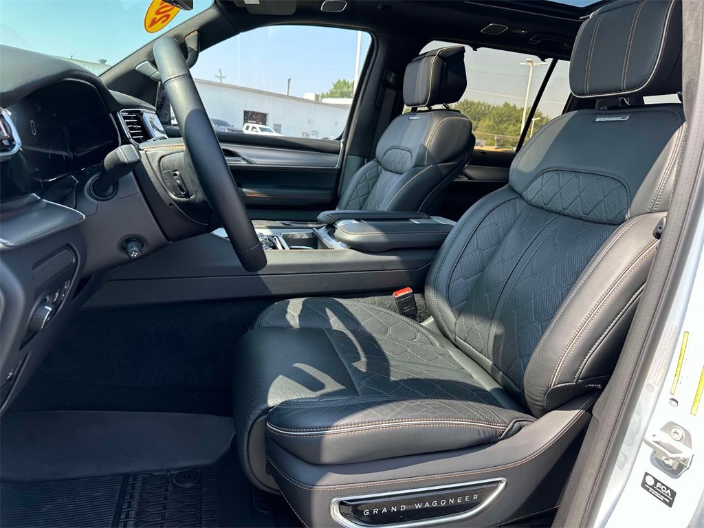 2023 Jeep Grand Wagoneer III photo 4
