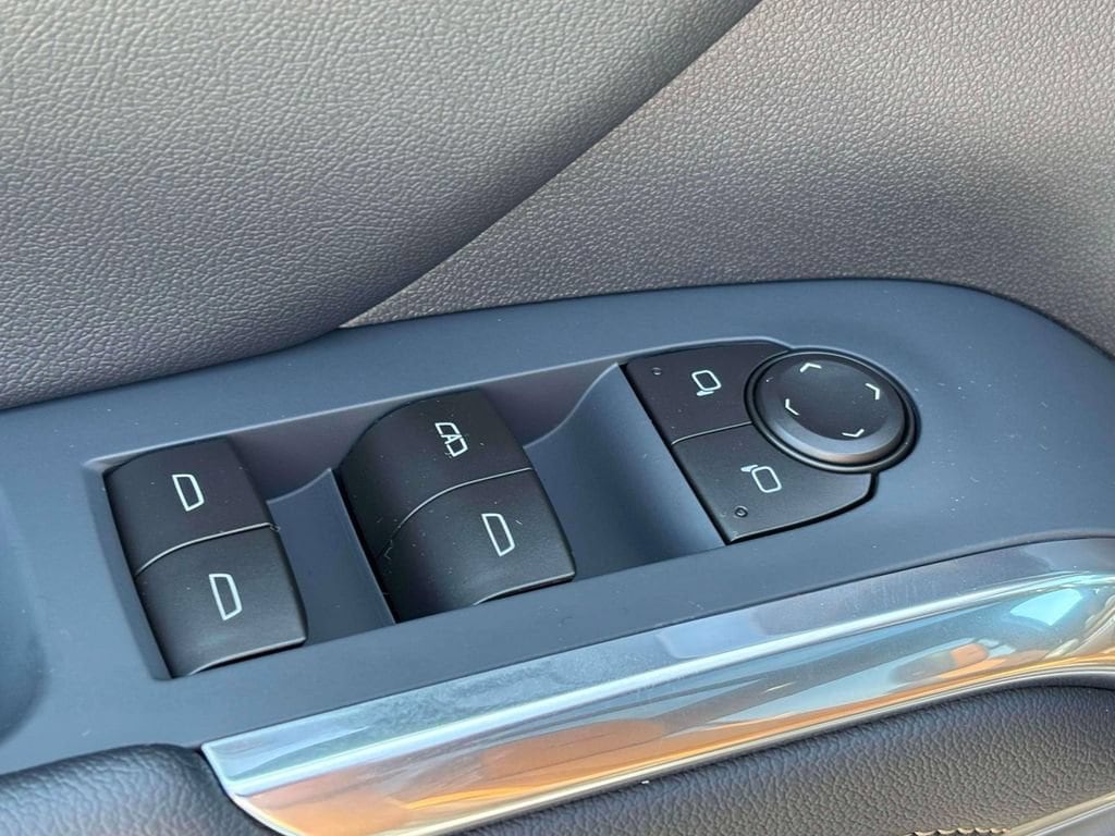 2027 Chevrolet Traverse Z71 - Photo 9