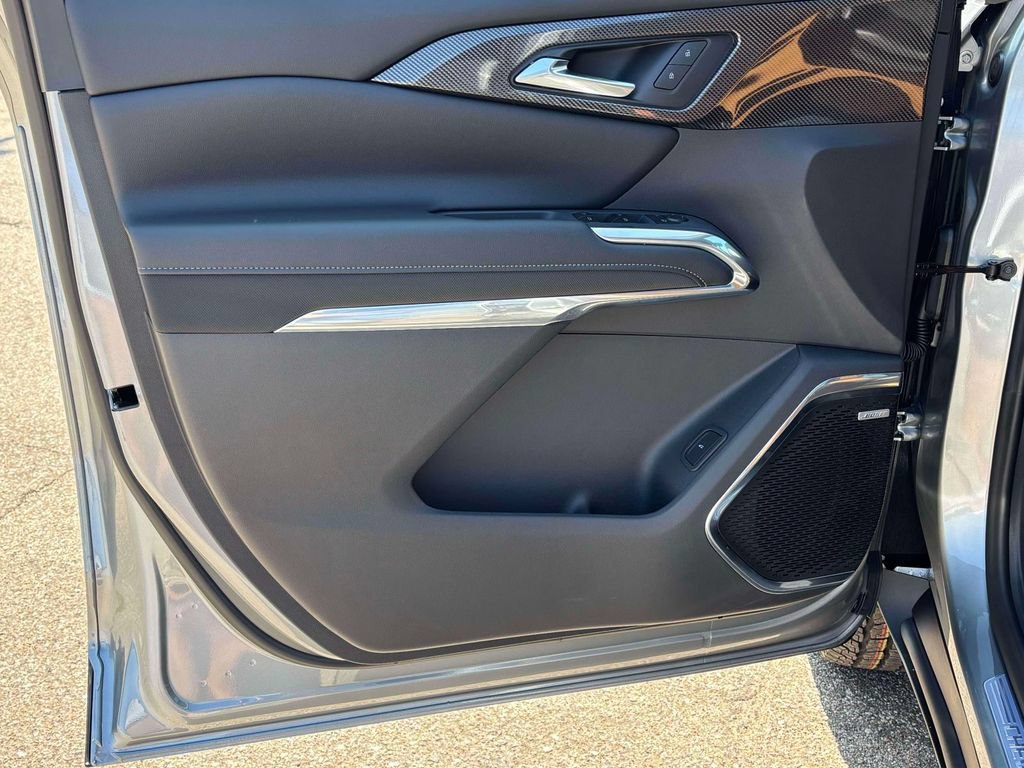 2027 Chevrolet Traverse Z71 - Photo 8