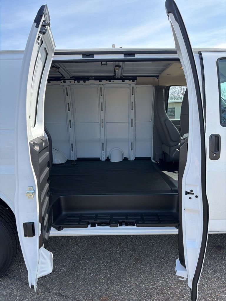 2025 Chevrolet Express Cargo Work Van - Photo 14