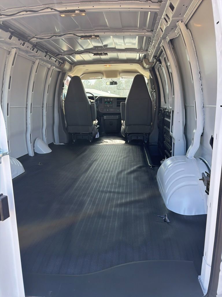 2025 Chevrolet Express Cargo Work Van - Photo 12