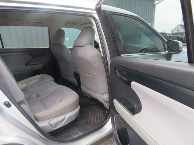 2021 Toyota Highlander L - Photo 26