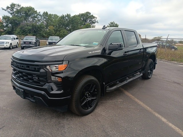 2023 Chevrolet Silverado 1500 Custom photo 3