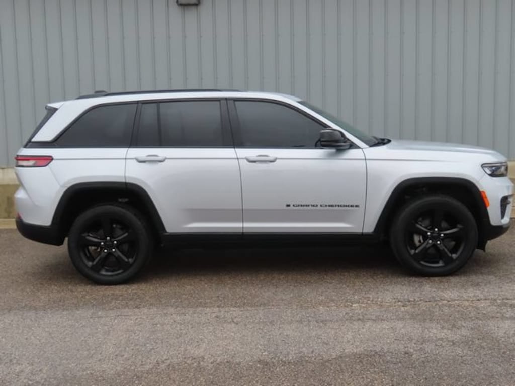 Used 2023 Jeep Grand Cherokee Altitude 4x4 SUV