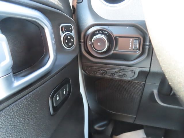2024 Jeep Wrangler 4-Door Sahara - Photo 31