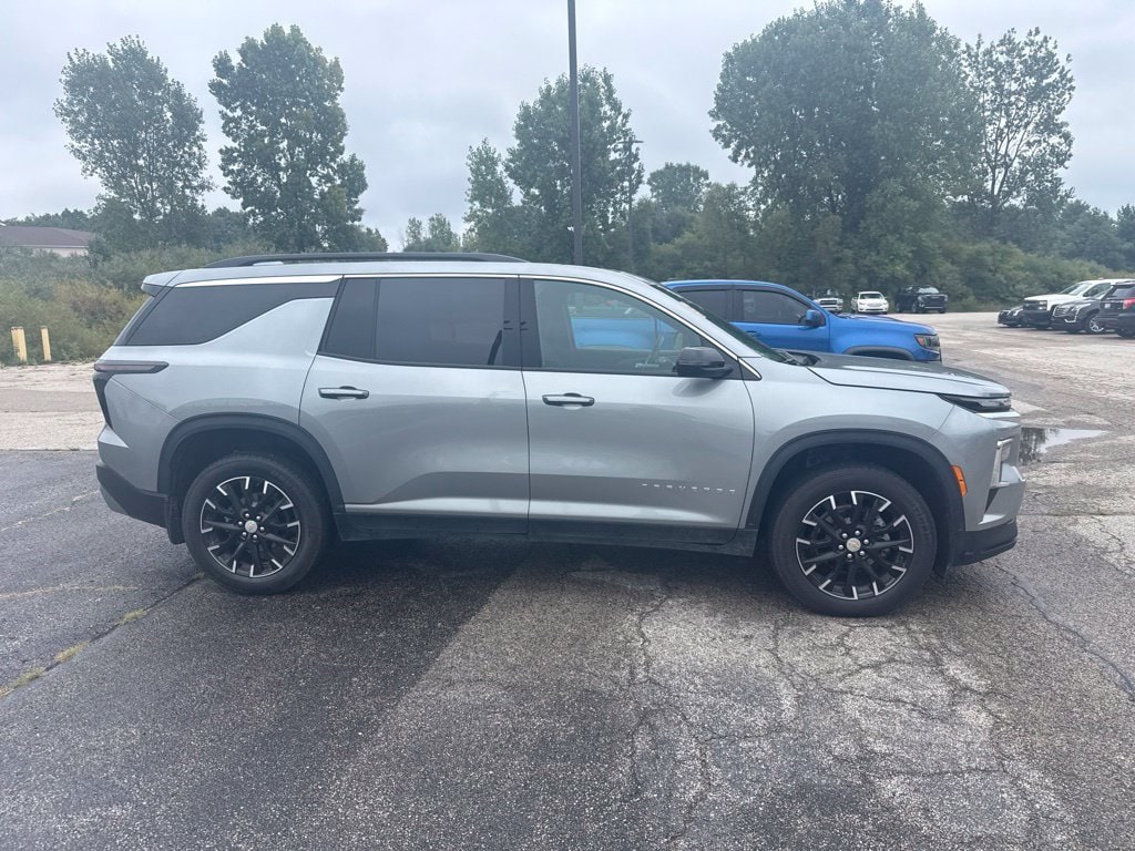 Used 2025 Chevrolet Traverse LT SUV