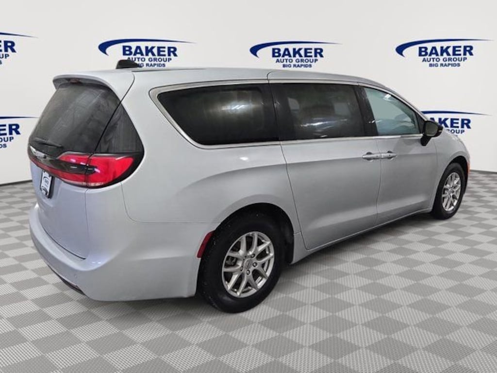 Used 2024 Chrysler Pacifica Touring L