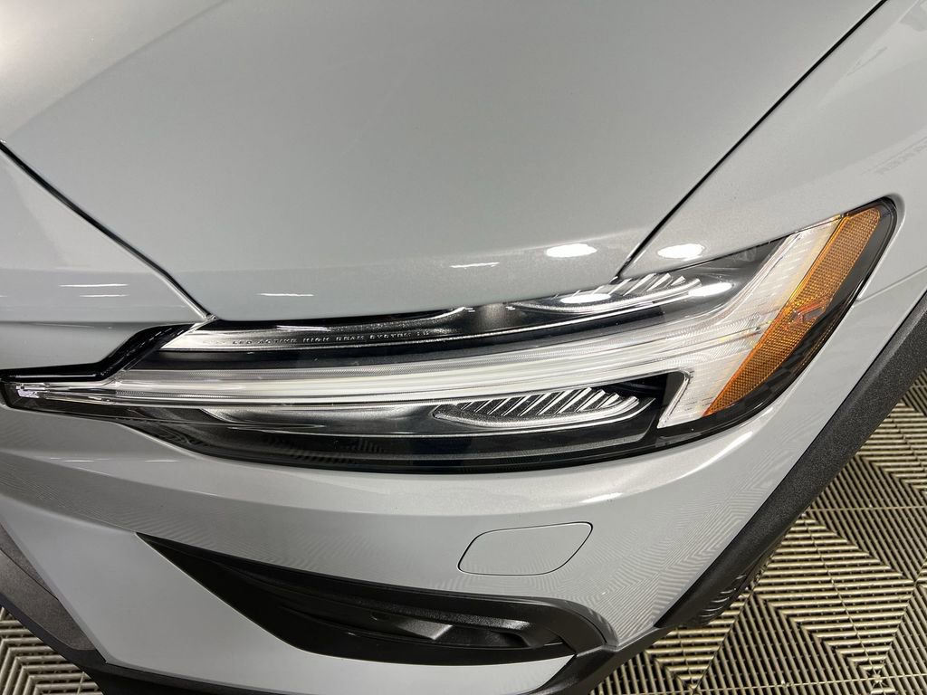 Used 2025 Vapour Gray Metallic Volvo B5 Plus image 34