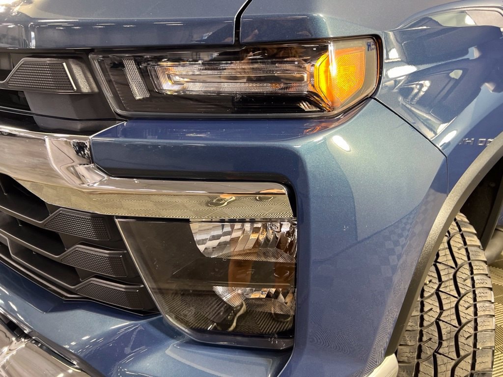 Used 2024 Lakeshore Blue Chevrolet LT image 29